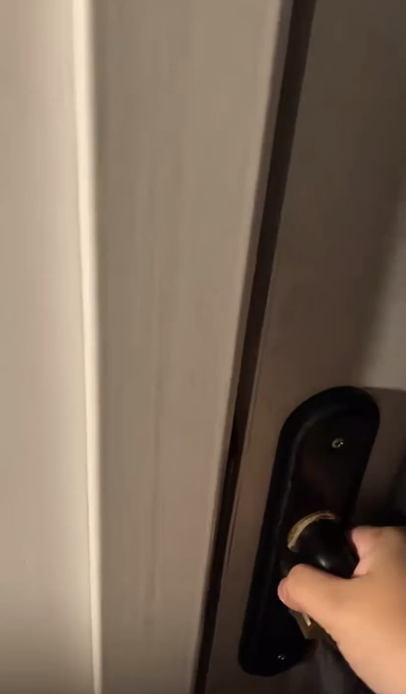 The motion detection is very sensitive, installation is convenient, and it looks great. It can be used as a night light or bedside reading light. The battery life is impressive. I could use it right after it arrived. The customer service was also very good!