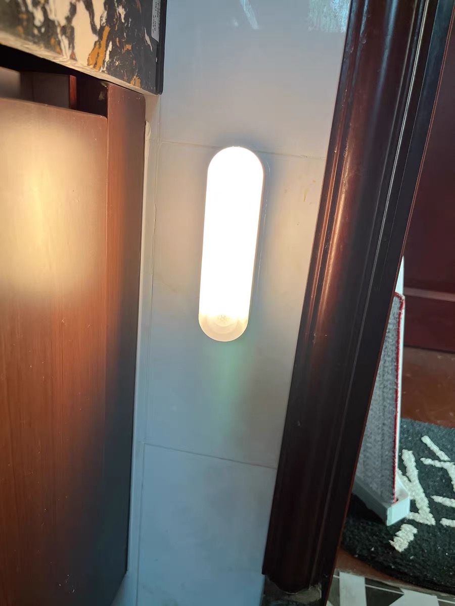 The appearance is simple, a very nice motion sensor light.