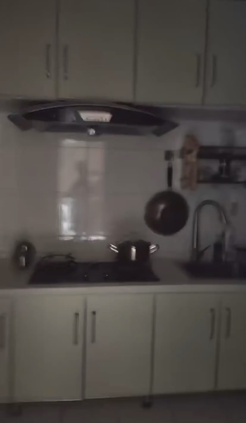 To test its motion sensor, I went to the kitchen multiple times to make it turn on and off. It's so convenient and has a great design! Now I'm looking to see where else in the house I can add it. Hahaha! It's really beautiful.