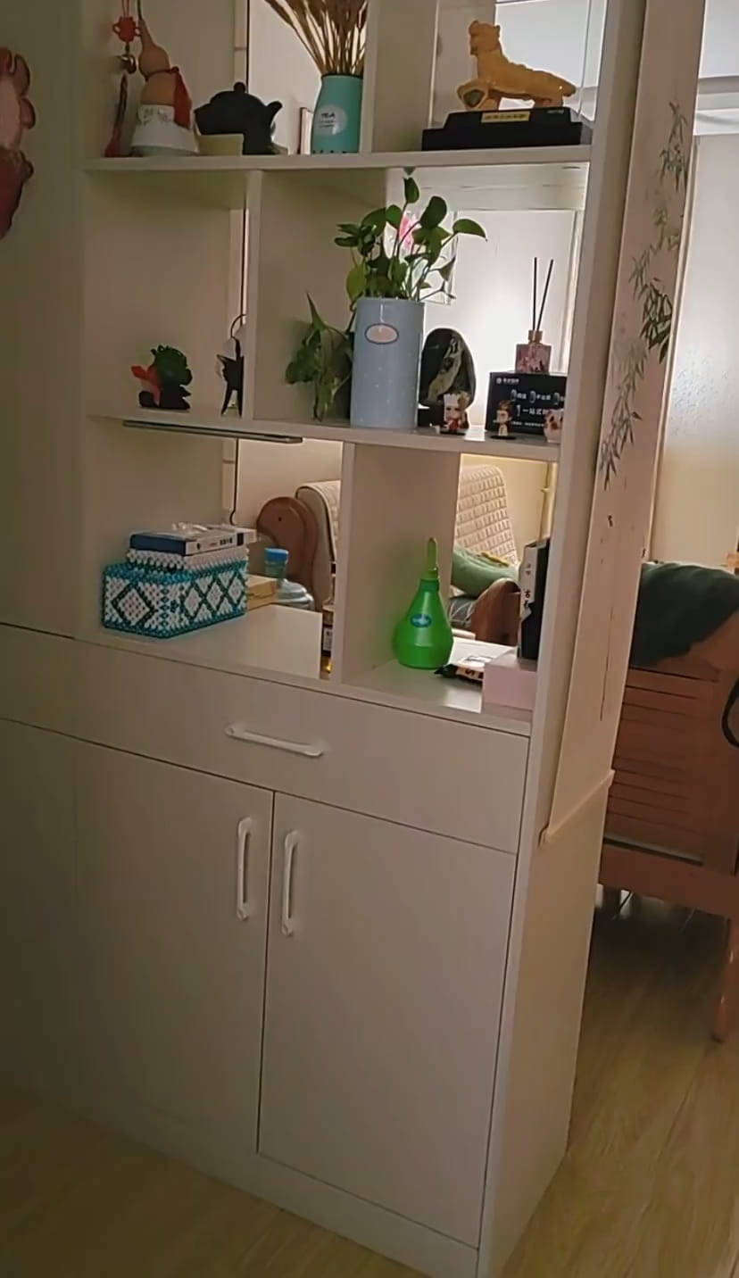 The sensitivity is high, and it's convenient. It lights up as soon as I open the door, making the entrance bright without needing to fumble in the dark.