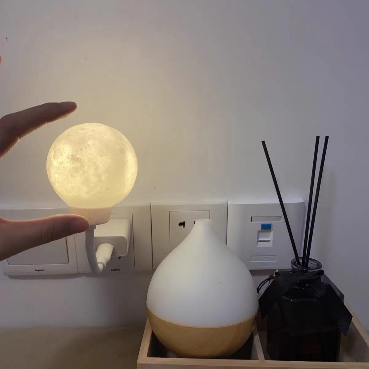 This small desk lamp is really amazing, with a USB interface. I tried it as soon as I received it, plugged it in, and directly followed the voice instructions on the back of the box. It's great to have voice control.