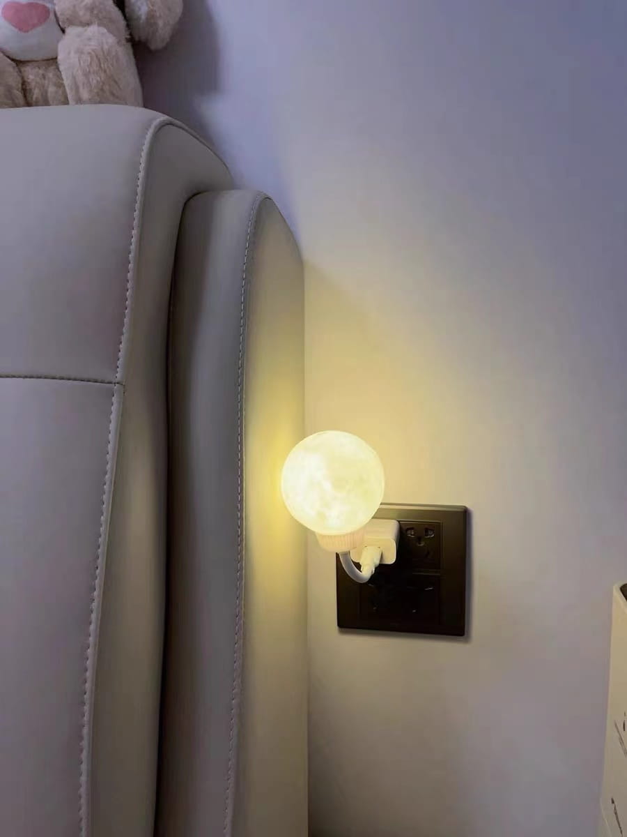 A very convenient voice-controlled light, especially useful after having a baby. It's a hassle to get up at night, but with this voice-controlled light, it's much easier. Just call out to turn on the light, and it will do so. The quality is great, and it looks very high-end. Plus, you can adjust the brightness and color of the light according to your preferences.