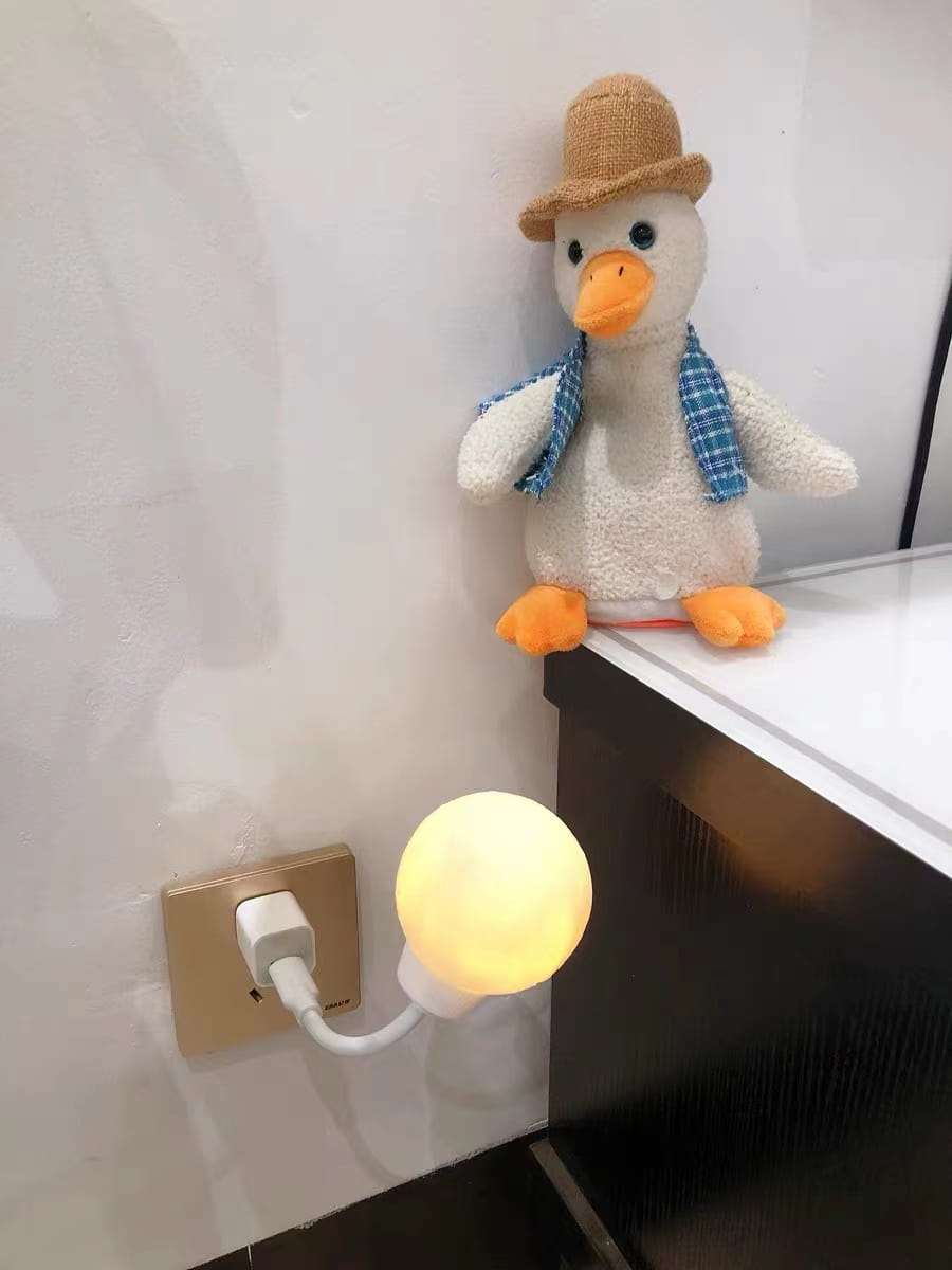 A small night light for a child's room that doesn't take up much space, simple and convenient with voice control that is quite sensitive. No need to get up to turn off the light at night when sleeping. I love this little night light for its voice control feature, it's so convenient. You can turn it on or off with a command, and it responds very sensitively. The brightness can also be adjusted according to your needs.