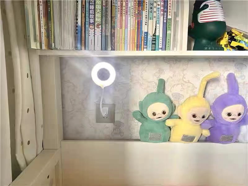 I've been using the small voice-controlled lamp for a while now, and it's very handy and responsive. It's great for using at the bedside, just a shout away while lying in bed. The price is reasonable, and it plugs directly into the power source for easy use. It also has three color settings and adjustable brightness. Very useful.