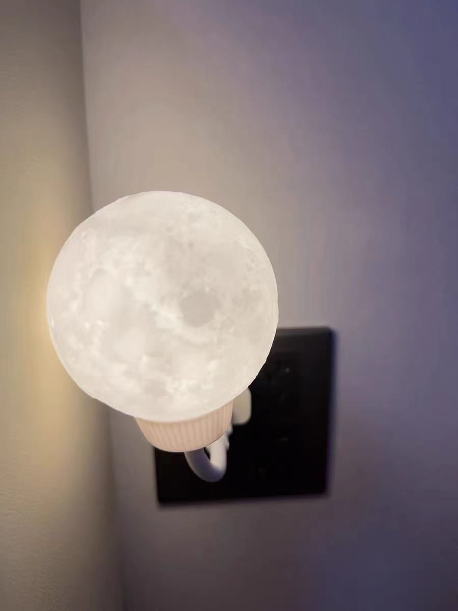 The craftsmanship of the moon surface is quite exquisite, the texture is very clear, the voice command is very convenient, the lighting is also very soft, really opening the door to a new world.