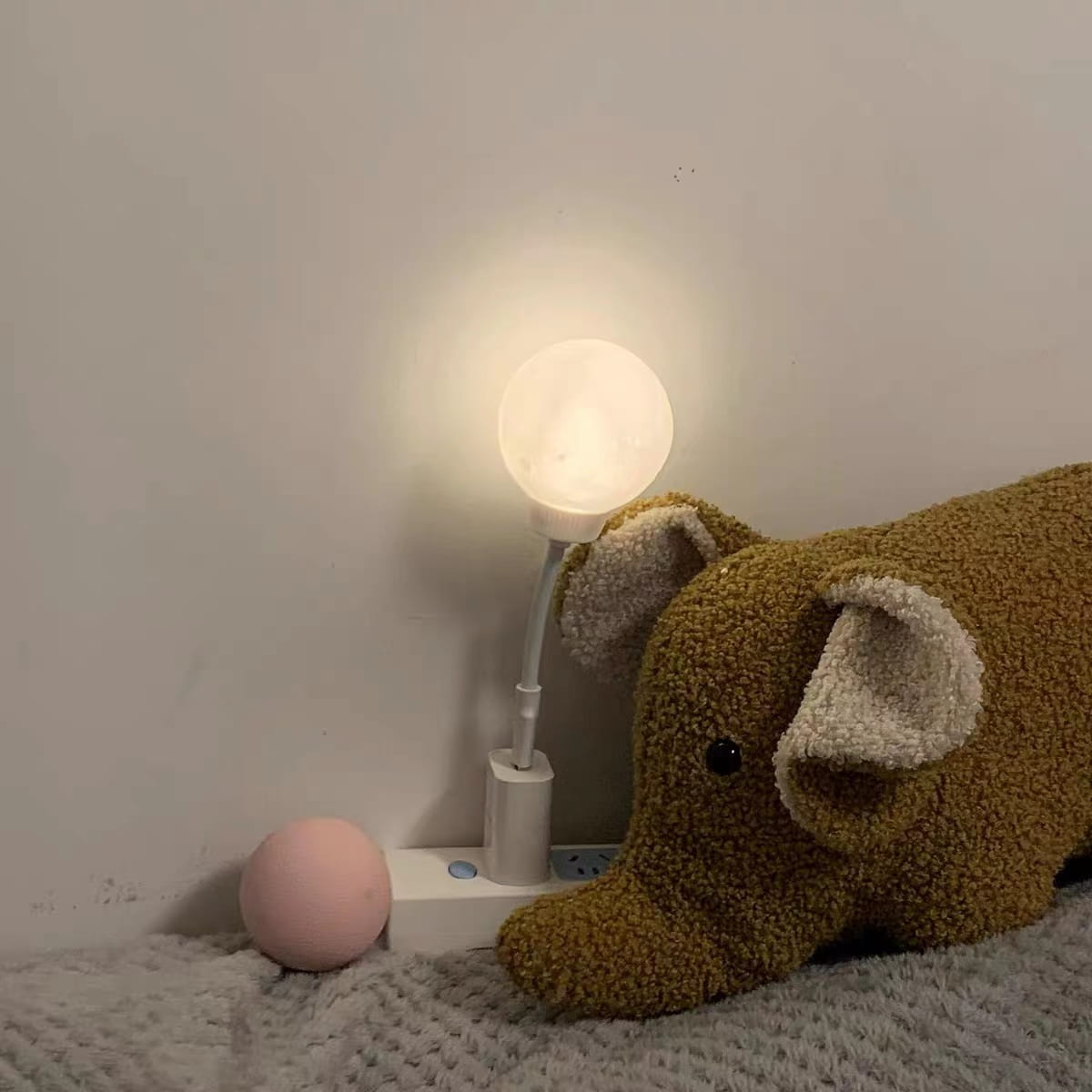 he recently popular night light is a lazy person's gospel. In the winter, if you don't want to get up to turn off the lights, you can arrange this. This night light is really practical. It can also be used as a power bank. It is small, delicate, and convenient to carry around. Sometimes it can also be useful outdoors. It's a win-win situation haha.