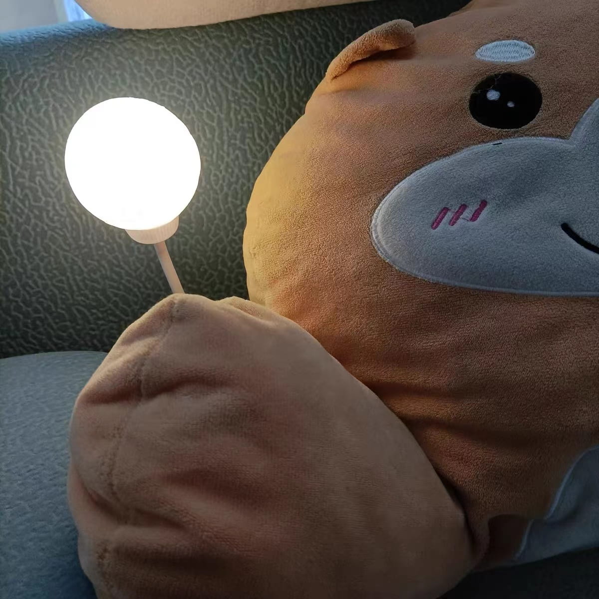 Multi-color dimming, very practical. The USB plug can be used by just plugging it in. The lamp post can be bent and adjusted in any direction. Voice control is really convenient, no need to get up to turn on the light. The response is very fast and flexible. The appearance is quite beautiful, nice and comfortable! Customer service is also good, the delivery is very fast! Perfect, just as described!