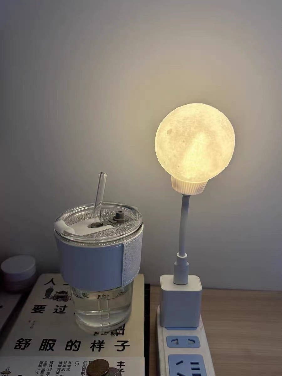 This product is really great, my daughter loves it especially. She can also practice Mandarin, haha. My friends all say this is good, I'm planning to get another one. My friends have asked for the link, good things should be shared. The lighting is soft and not too bright, perfect for sleeping at night. The kids also love it and often have conversations with the little lamp.