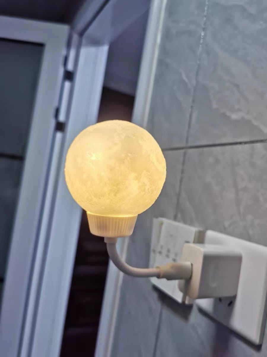 A lovely smart voice-activated night light, with a very pleasing appearance. The design is also very unique, and the voice control function works really well. It can also be connected to a power bank, which is convenient and hassle-free. Definitely worth looking forward to.