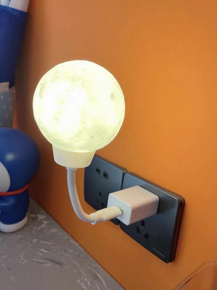 The light effect is amazing even though it is small, and it can adjust the brightness. The brightest level is also excellent! It is super convenient to control with voice. It is great for night use and for children's study desks, the brightness is sufficient. Voice control is super practical!