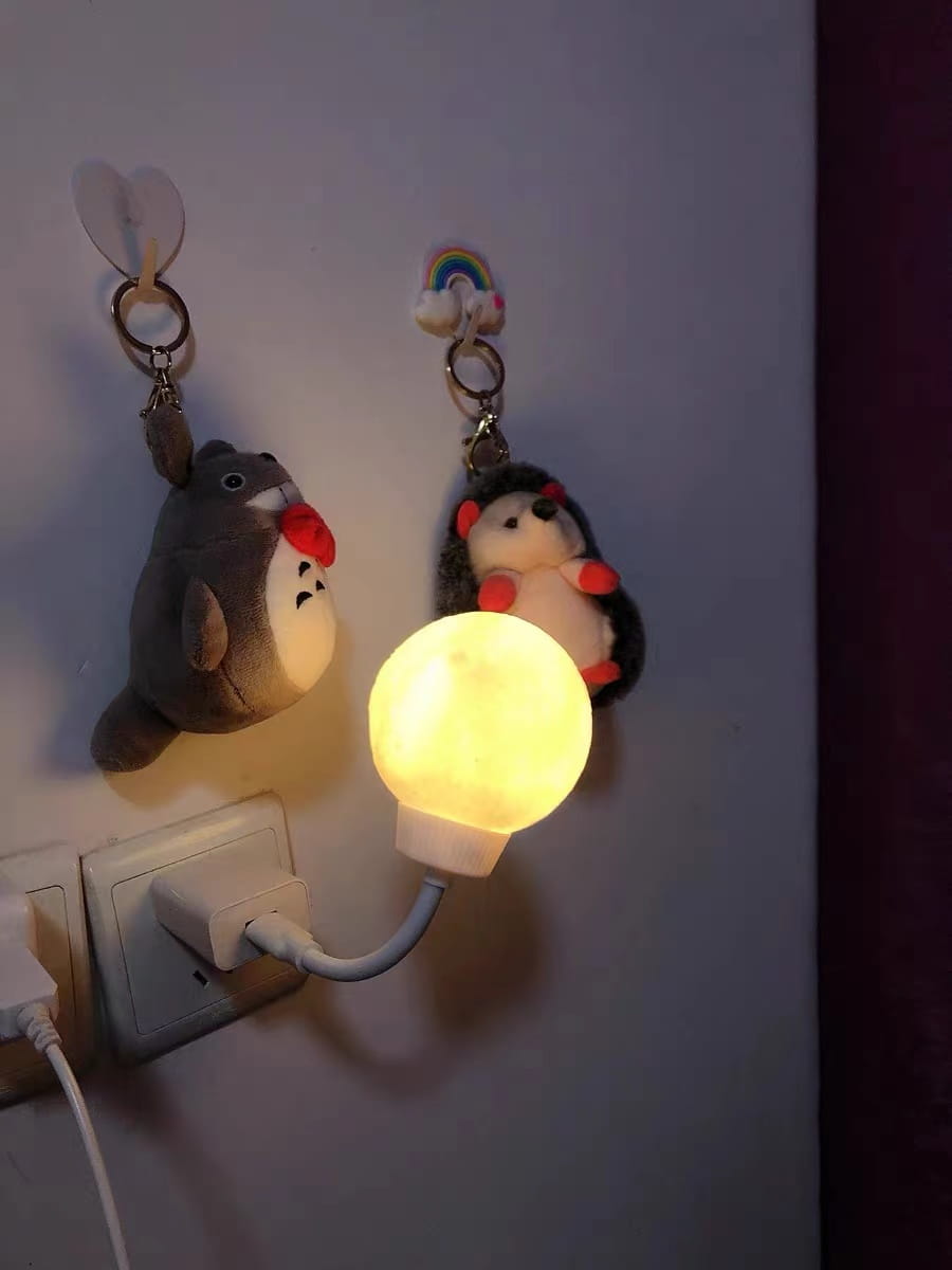 A very high-tech voice-activated night light, perfect for those lazy nights when you don't want to get out of bed to turn off the lights. The voice control feature is very user-friendly, making it a lazy person's dream! It's convenient to use as a bedside lamp in the bedroom - small, space-saving, and decorative. The voice control is very easy to use, and it looks quite sturdy. It's also great for using while playing on your phone or doing other activities in bed.